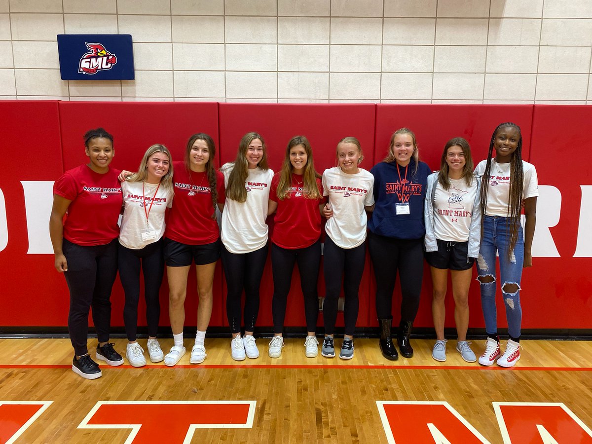 saintmarys_wbb's tweet photo. After a busy day of move in and orientations we finally got the newbies together!! Can't wait to get started! #releasethebirds #fillingthenest https://t.co/iNECdAVfkj