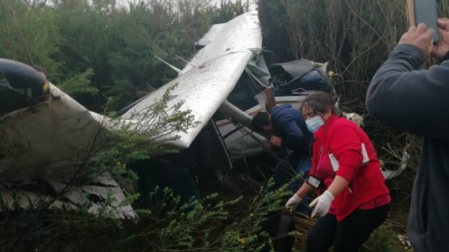 CEspinozaQ's tweet photo. Pasajera adulta mayor que quedó con graves lesiones tras la caída del avión monomotor que viajaba desde Isla Mocha a Tirúa el 9 de julio, murió hoy. Ella desde esa día estaba en la UCI y nunca se recuperó. Fiscalía junto a DGAC indaga lo ocurrido @Cooperativa https://t.co/3m4aaab7QU