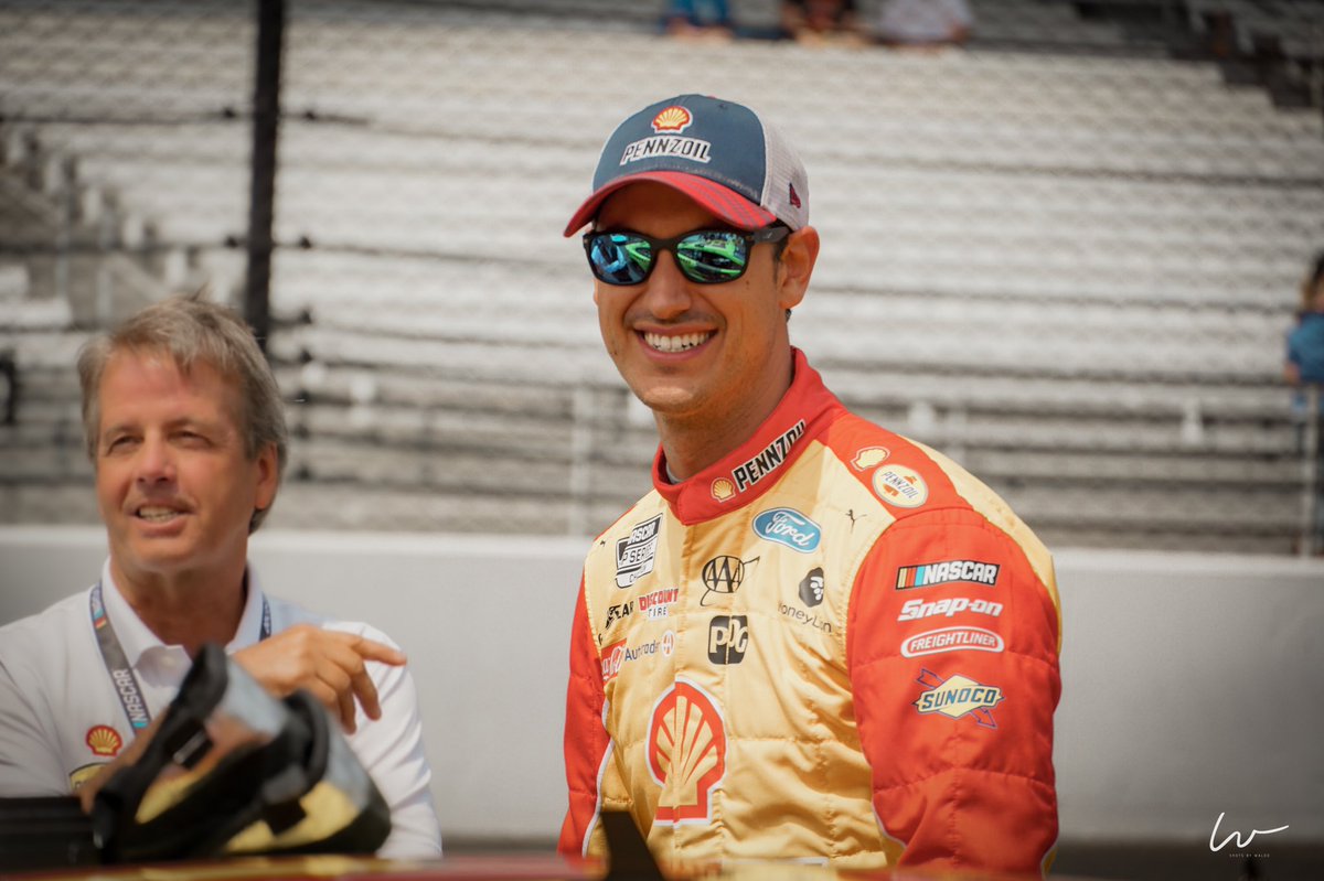 _sbwaldo_'s tweet photo. @joeylogano #Nascar #Joeylogano #penzoil #shell #racing #Nascardriver https://t.co/UGiveisyik