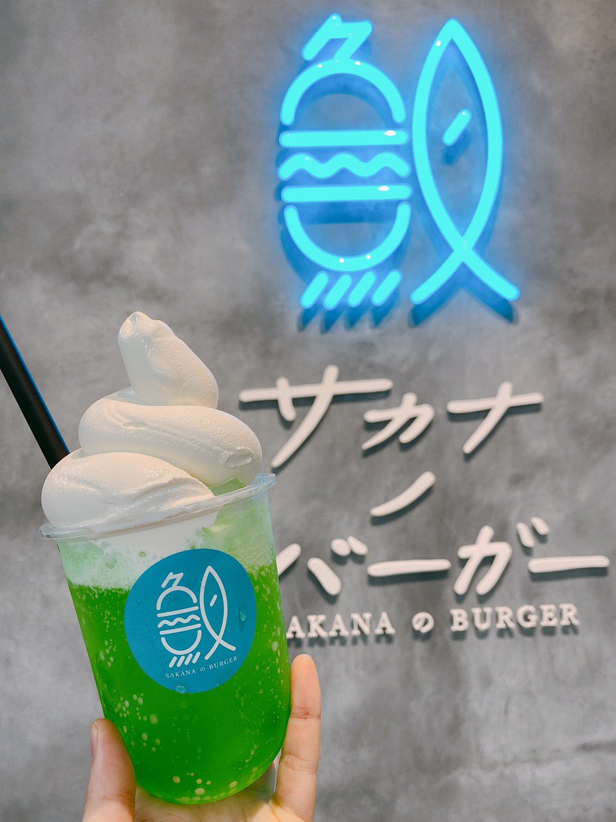 KotobukiShowten's tweet photo. 本日9時からグランドオープン！サカナノバーガー新潟万代店✨
スタッフが感染対策をしっかりして元気いっぱいお出迎えします☺️

実はスイーツも充実しています✨
北海道ミルクでつくったおしゃれなプレミアムソフトクリーム🍦
クリームソーダとの組み合わせも絶品です😊 https://t.co/IZj7AvVl4L