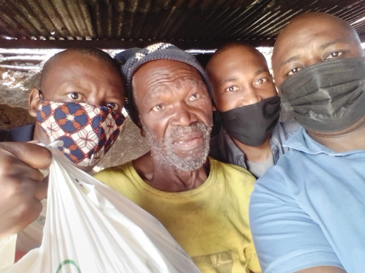 RealSisonke's tweet photo. We had great moment with Ward 7 Community Leader in Makhanda, Mr Lunga Masinda giving groceries to the needy families. To support our initiatives please Call/WhatsApp us @0795930861. 
Sisonke South Afrika @RealSisonke partnered with RR Elite Training @RREliteTrainin1 @TwaniAndile https://t.co/F5JyDR0MXa