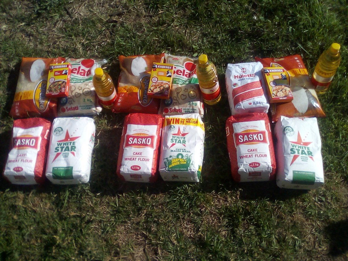 RealSisonke's tweet photo. We had great moment with Ward 7 Community Leader in Makhanda, Mr Lunga Masinda giving groceries to the needy families. To support our initiatives please Call/WhatsApp us @0795930861. 
Sisonke South Afrika @RealSisonke partnered with RR Elite Training @RREliteTrainin1 @TwaniAndile https://t.co/F5JyDR0MXa