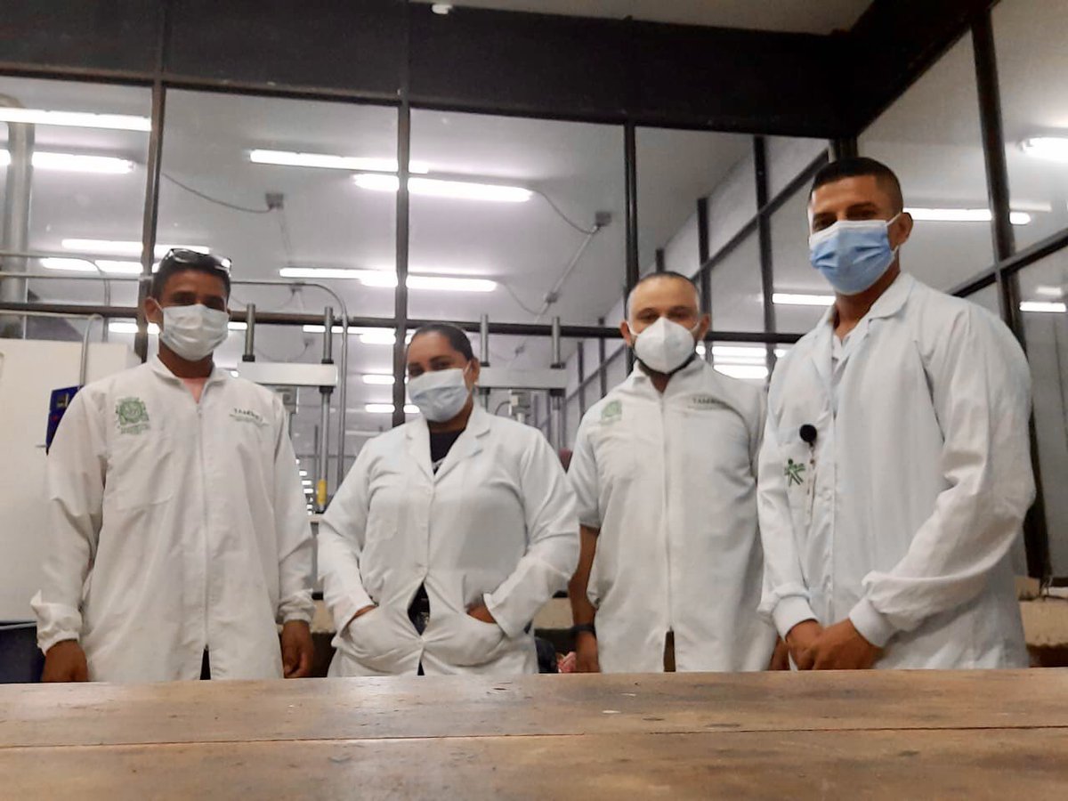 JAIROLEONZAPATA's tweet photo. Esta semana investigadores y aprendices del CFMA de El Bagre realizaron ensayos de granulometría de suelos degradados y medición de pH en soluciones alcalinas en el CDHC y elaboraron 72 probetas iniciando su curado en el laboratorio de suelos del Colegio Mayor de Antioquia🤝 https://t.co/zDPOE7aAQ3