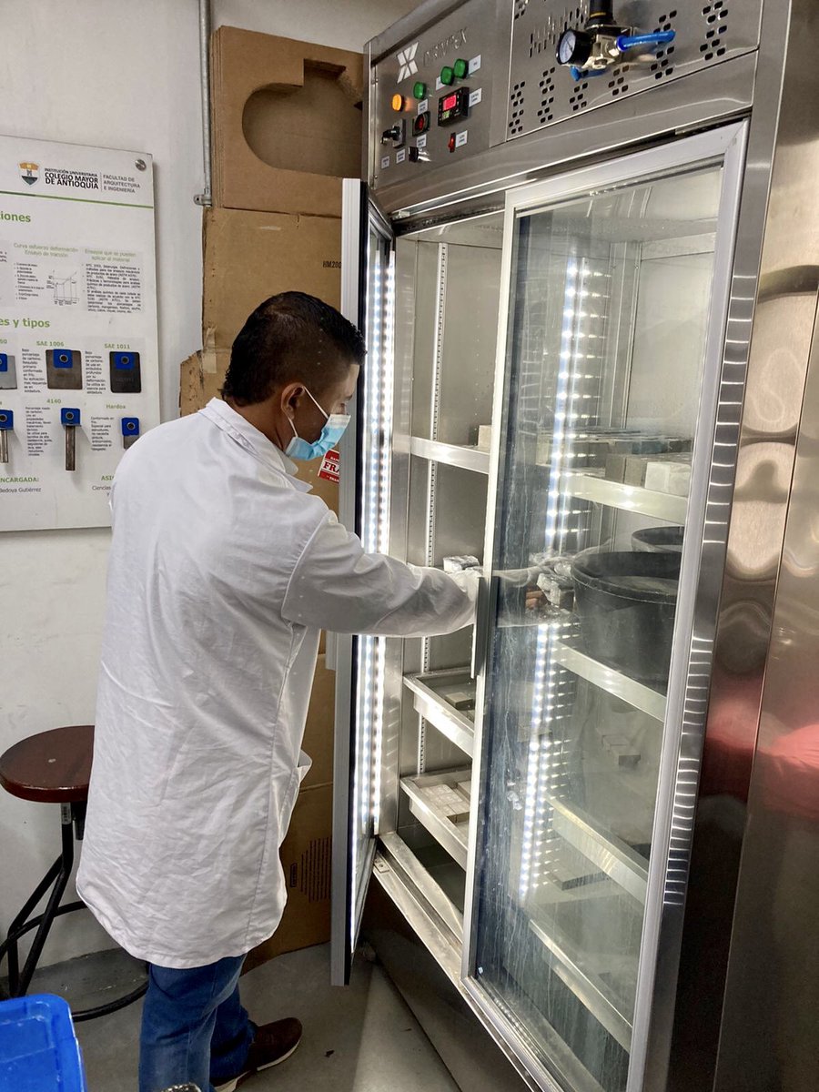 JAIROLEONZAPATA's tweet photo. Esta semana investigadores y aprendices del CFMA de El Bagre realizaron ensayos de granulometría de suelos degradados y medición de pH en soluciones alcalinas en el CDHC y elaboraron 72 probetas iniciando su curado en el laboratorio de suelos del Colegio Mayor de Antioquia🤝 https://t.co/zDPOE7aAQ3