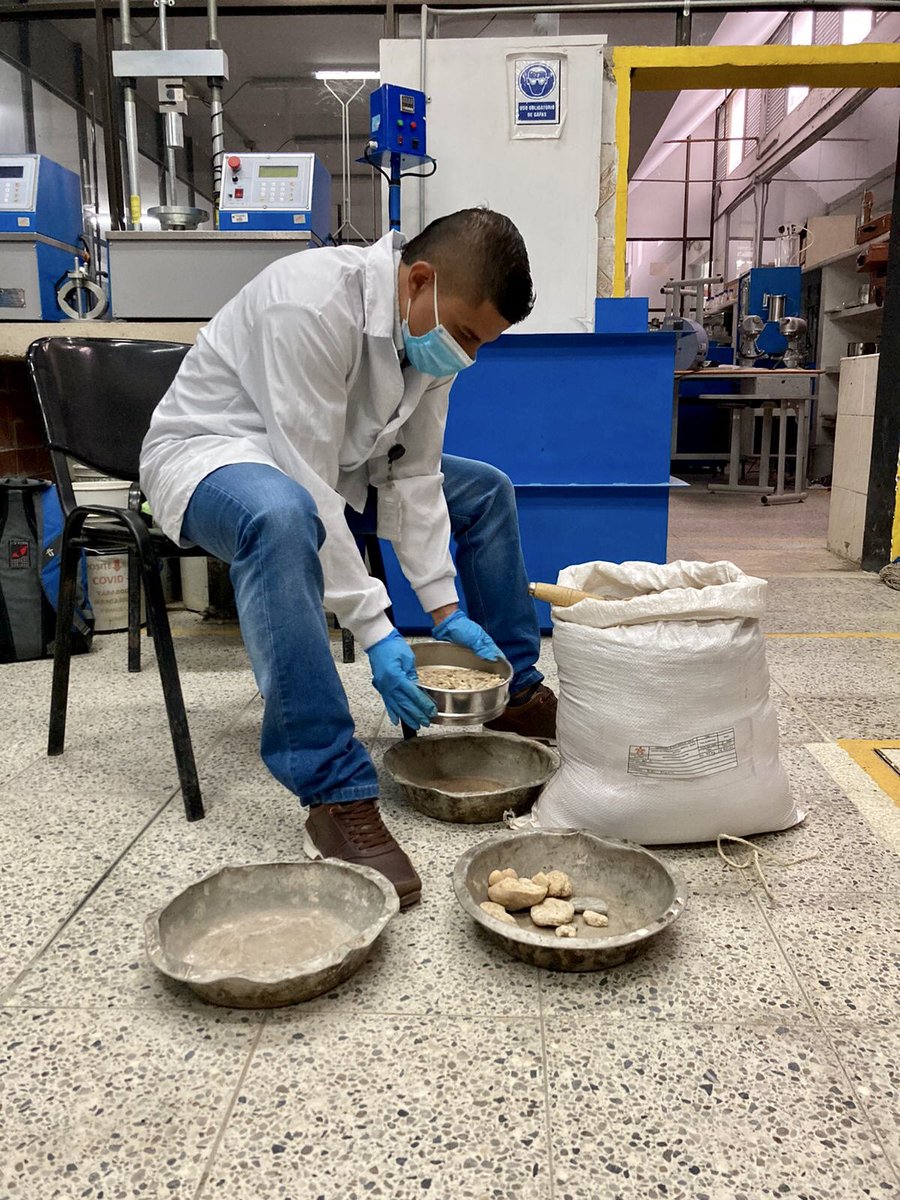 JAIROLEONZAPATA's tweet photo. Esta semana investigadores y aprendices del CFMA de El Bagre realizaron ensayos de granulometría de suelos degradados y medición de pH en soluciones alcalinas en el CDHC y elaboraron 72 probetas iniciando su curado en el laboratorio de suelos del Colegio Mayor de Antioquia🤝 https://t.co/zDPOE7aAQ3