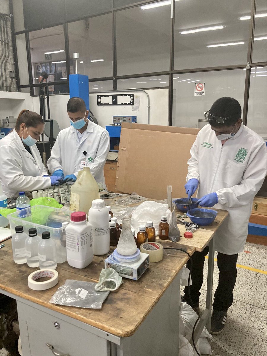 JAIROLEONZAPATA's tweet photo. Esta semana investigadores y aprendices del CFMA de El Bagre realizaron ensayos de granulometría de suelos degradados y medición de pH en soluciones alcalinas en el CDHC y elaboraron 72 probetas iniciando su curado en el laboratorio de suelos del Colegio Mayor de Antioquia🤝 https://t.co/zDPOE7aAQ3
