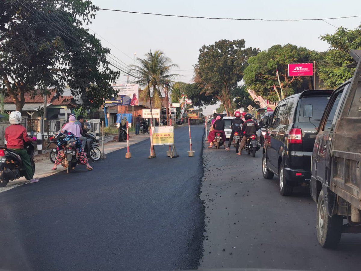 jambrong_karjaw's tweet photo. Ruas Jalan Jepara Bangsri Tepatnya di Daerah Krasak sampai Bangsri sedang ada perbaikan. Hati hati ya bagi para pengendara, Rak sah ngebut bro 😁 #JalanCantikJeparaBangsri https://t.co/YErz8HTuyF