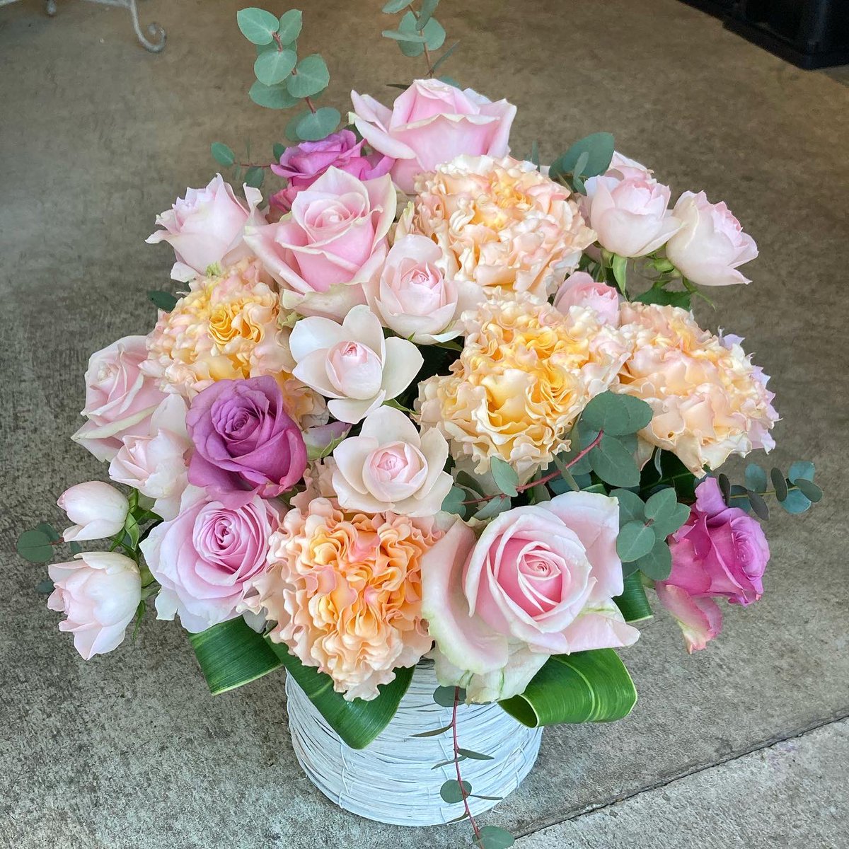 Atelierk 写真の花は バラのみのアレンジメントです バラ ラカンパネラ バラ スイートアバランチェ バラ アブニール スプレーバラ サントワマミー ユーカリ ドラセナ 是非他のお花などもご覧下さい Atelierk12 エリア