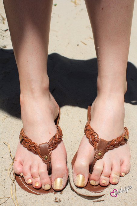 1 pic. Beach feet! ☀️👣 #fbf https://t.co/frTOvRIvsY