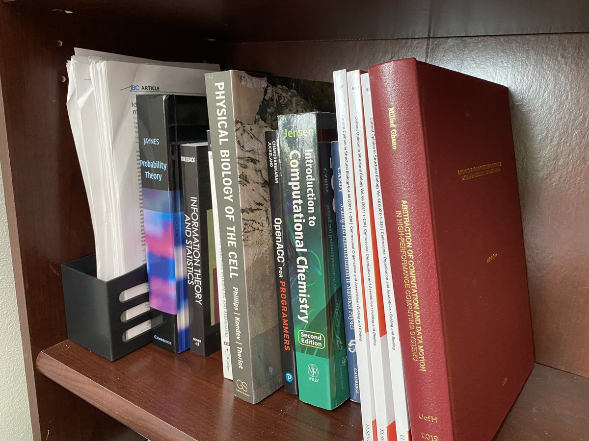 MARGARETSCHEUNG's tweet photo. Tell me you’re scientist, without telling me you’re a scientist #EMSLscience #PNNLab #bookaholic https://t.co/ZqPGv7BR2v