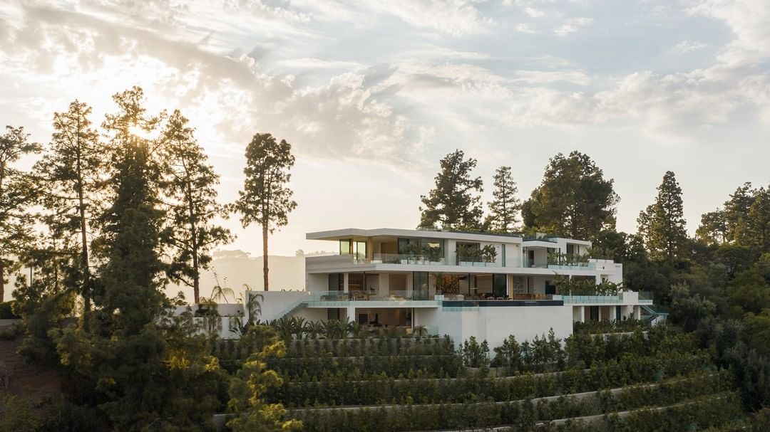 vdbcompass's tweet photo. Here is the @compass #spaceoftheweek! ✨⁣⁣⁣⁣⁣⁣
California design icon Richard Landry and Merkoh Development joined forces to create this organic modern Beverly Hills masterpiece.
•⁠
Represented by California Agent Tyrone McKillen  1274 Lago Vista Drive, Beverly Hills, CA https://t.co/fWEsOM3cem