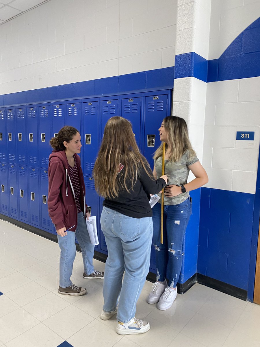 ms_harmond's tweet photo. Anatomy is investigating the Golden Ratio (Phi)and its relation to the human body. #RobinsonISD @risdHS #scierhs https://t.co/jemyli4aSl