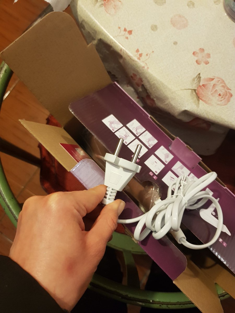 Seghtia's tweet photo. @Philips_CL venta de secador sin adaptador !! Con lo caro que sale en @Falabella_Chile podrían haberlo incluido!!45.000 pesos una vergüenza https://t.co/eXrtDdmu5Q