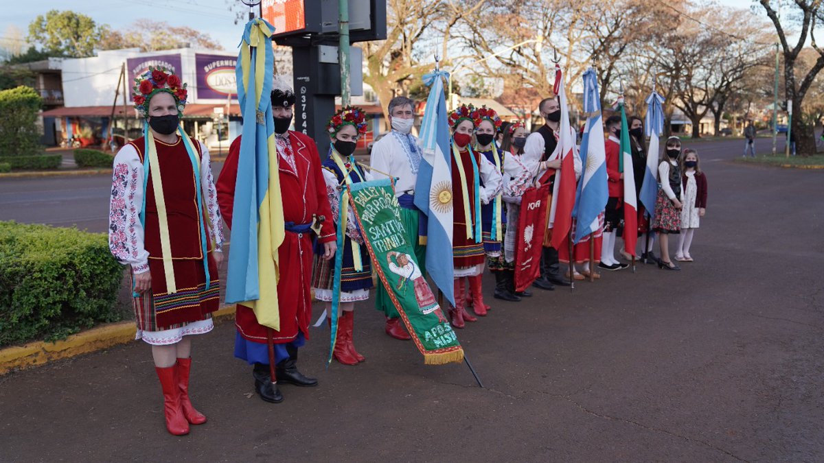 En la tarde noche de hoy, en el marco del 124° Aniversario de la llegada del Primer Contingente de Inmigrantes a la ciudad de Apóstoles, se realizó un acto conmemorativo presidido por la Intendente María Eugenia Safrán y representantes de las diferentes colectividades.