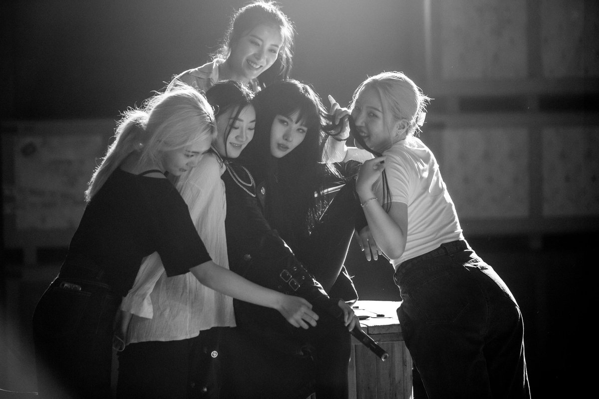 CRAXY_twt's tweet photo. D-41
 .
#craxy #크랙시 #hyejin #혜진 #우아 #wooah #수안 #swan #카린 #karin #채이 #chaey https://t.co/UOQkm9hLcm