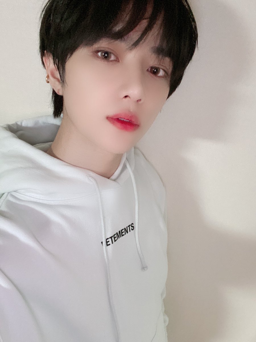 regularcherry's tweet image. #𝚄𝙼𝙸ー날라리🦋  —

solo #𝐈𝐌𝐋𝐀𝐋𝐀𝐋𝐀𝐘 este día porque es el #𝕌𝕄𝕀𝟛𝗥𝐃𝐂𝐁 y por supuesto que vine por mi novia @EUNMI_twt_ a tirarle rosas porque soy su mayor fan 😭😭😭. Te amo, mariposita.