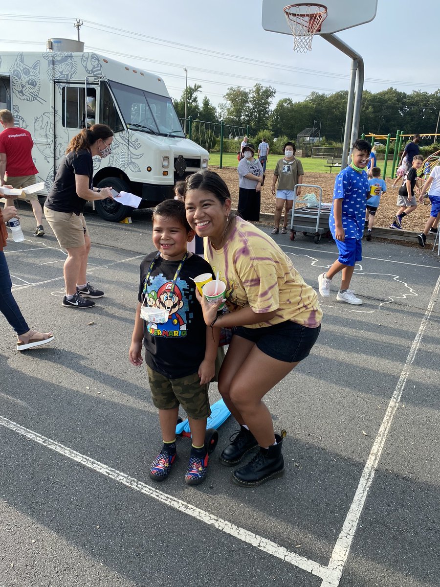 centrevillees1's tweet photo. Our first week back ended with an amazing @CentrevillePTA1 Welcome Back Picnic! So many families were able to come together to celebrate the start of school! Thanks to our wonderful PTA for making this happen! #CESUnited #FCPSReturningStrong @jtdouds https://t.co/ROnF4xTT3z