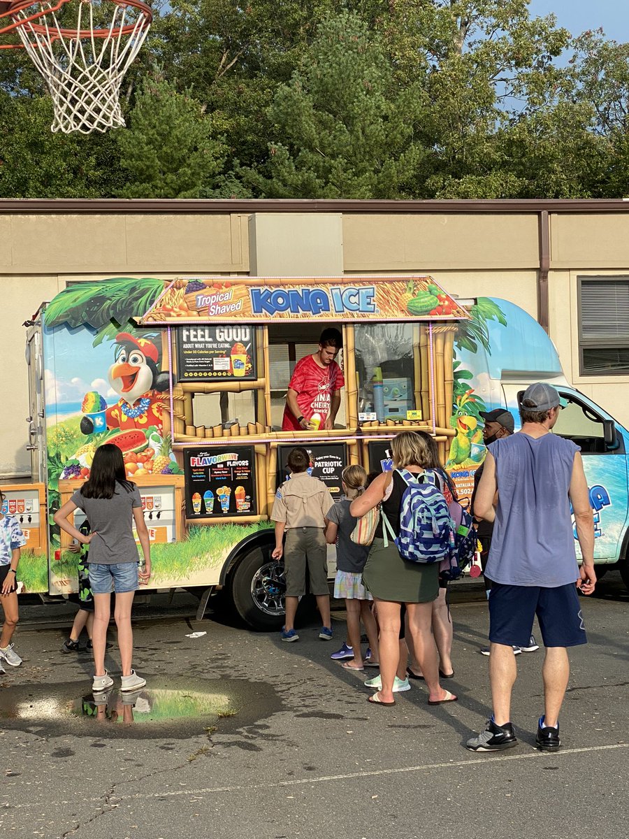 centrevillees1's tweet photo. Our first week back ended with an amazing @CentrevillePTA1 Welcome Back Picnic! So many families were able to come together to celebrate the start of school! Thanks to our wonderful PTA for making this happen! #CESUnited #FCPSReturningStrong @jtdouds https://t.co/ROnF4xTT3z