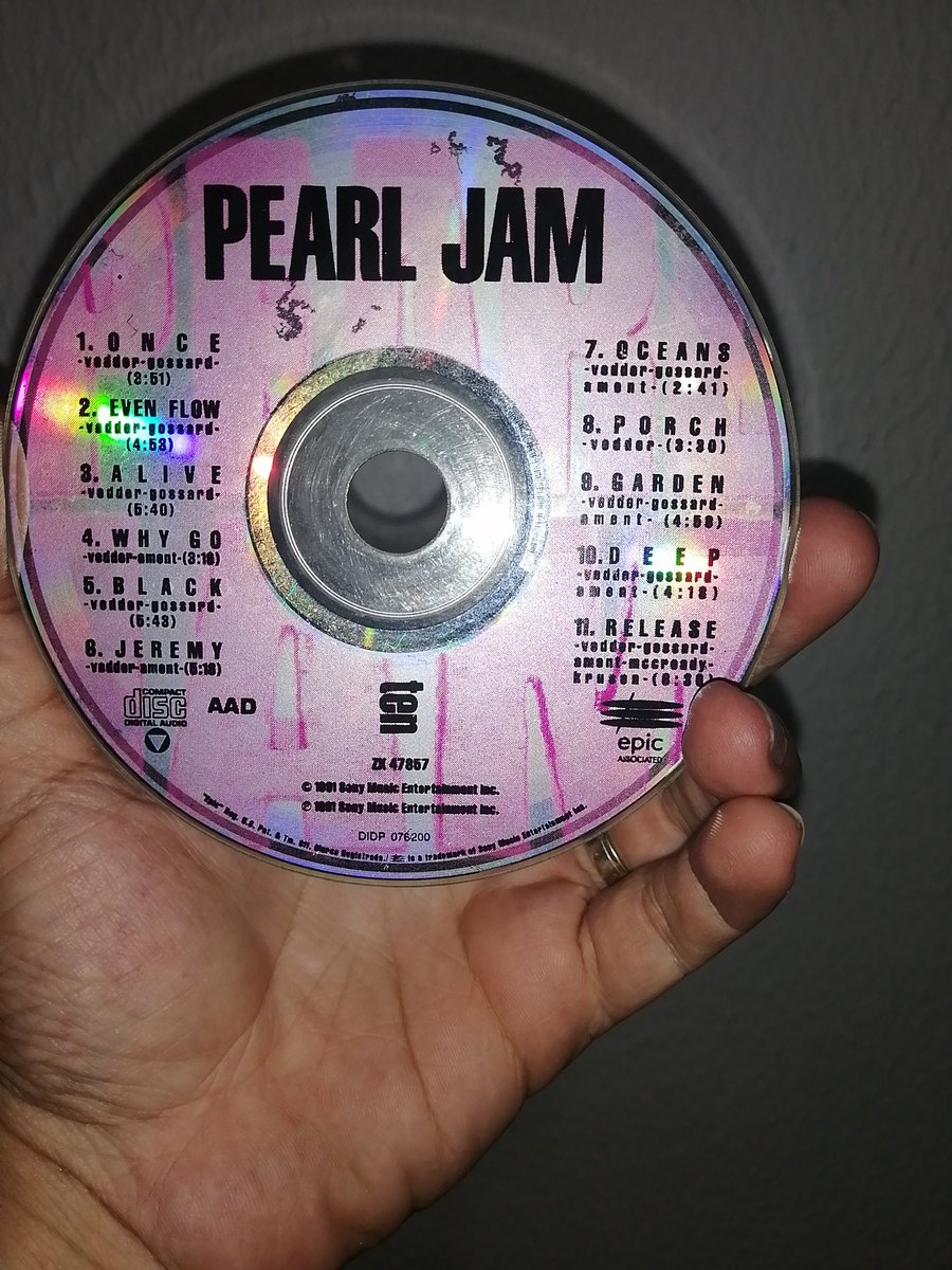 Fulanosincausa's tweet photo. Hoy hace 30 años el mundo conoció el TEN, una obra maestra del grunch, uno de los discos más representativos del género, perfecto de principio a fin. Mi sentido musical cambió una vez lo tuve entre las manos. Gracias por tanto @PearlJam  #Ten30 #PuraVida https://t.co/d3cgeLQUOh