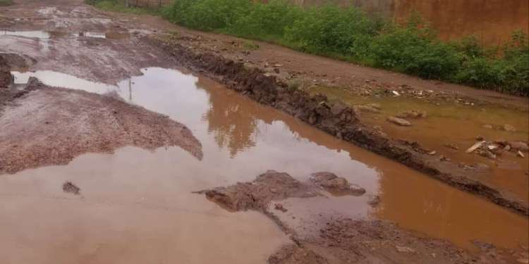 FodBALDE2's tweet photo. #Guinée | A #Domby, #Pounthioun, #Fady, #Maleah et d’autres endroits de la ville de #Labé, les routes sont complètement défoncées. Des nids de poules sont visibles ça et là, causant d’énormes difficultés aux usagers.

#TL224
#Kibaro https://t.co/JNIFOeRNjO
