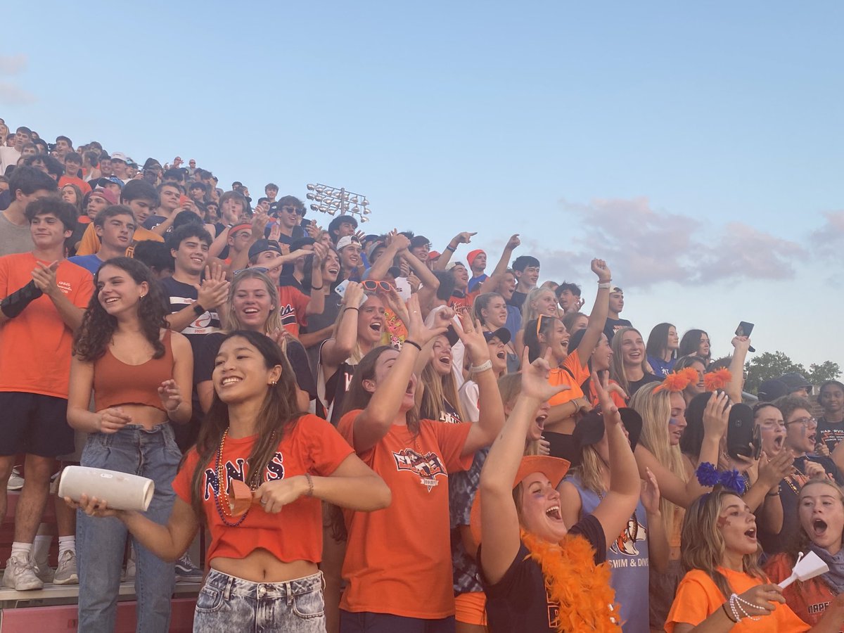 NNactivities's tweet photo. The Dawg Pound is back! Go Huskies!  #DRIVENTOSUPPORT! https://t.co/anDclimi6s