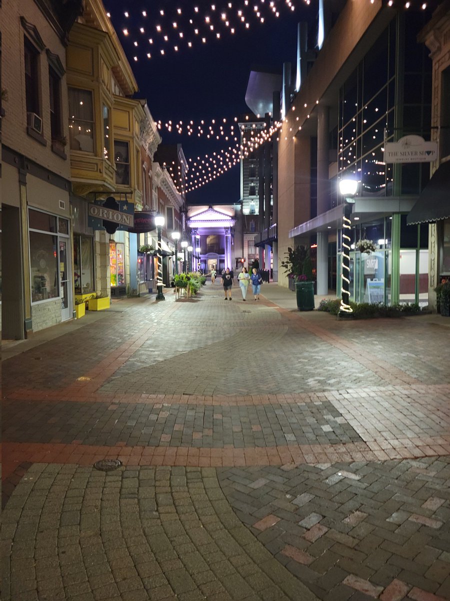 KevinMHammer1's tweet photo. Jay Street is absolutely beautiful at night. What's your favorite place to shop/dine on Jay Street? #JayStreetSchenectady #JayStreet #Schenectady #SchenectadyNY https://t.co/ccfRx81QPz
