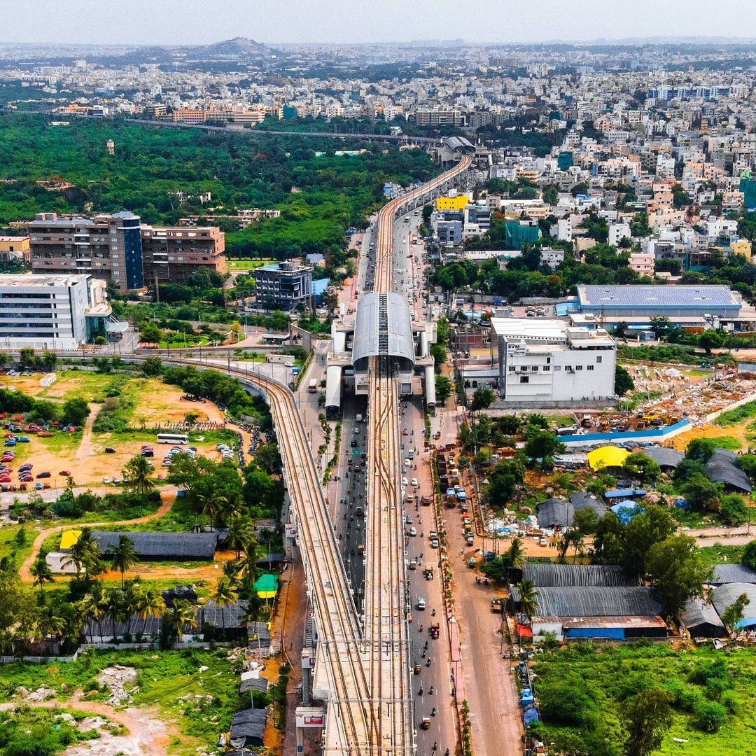 ltmhyd's tweet photo. The track of life comes with its own set of bends, curves and surprises.
Optimism, perseverance and zeal are what keeps us going.
This one is an incredible capture, @iamsaikanth
Keep clicking and sharing!
#CapturedOnMetro #CaptureMetro #HyderabadMetro #WeekendVibes https://t.co/84SVbwav9l