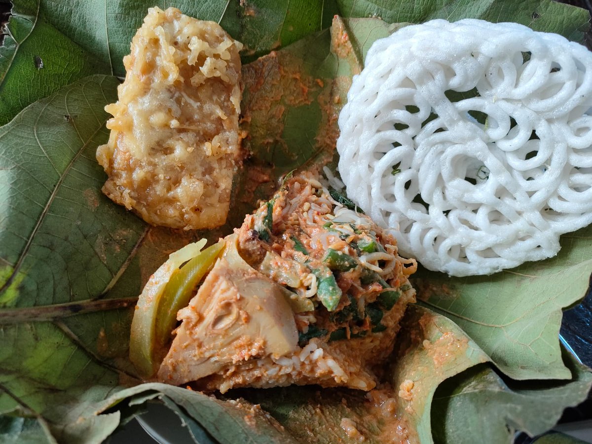 AriefRohman_838's tweet photo. Monggo sarapan pagi khas Blora. Sego pecel daun jati campur tewel. Lauk tempe goreng dan krupuk. 

#AriefRohman #MasArief #Blora #mBloraniBanget #SesarenganmBangunBLora https://t.co/iIS3Vpqj8w