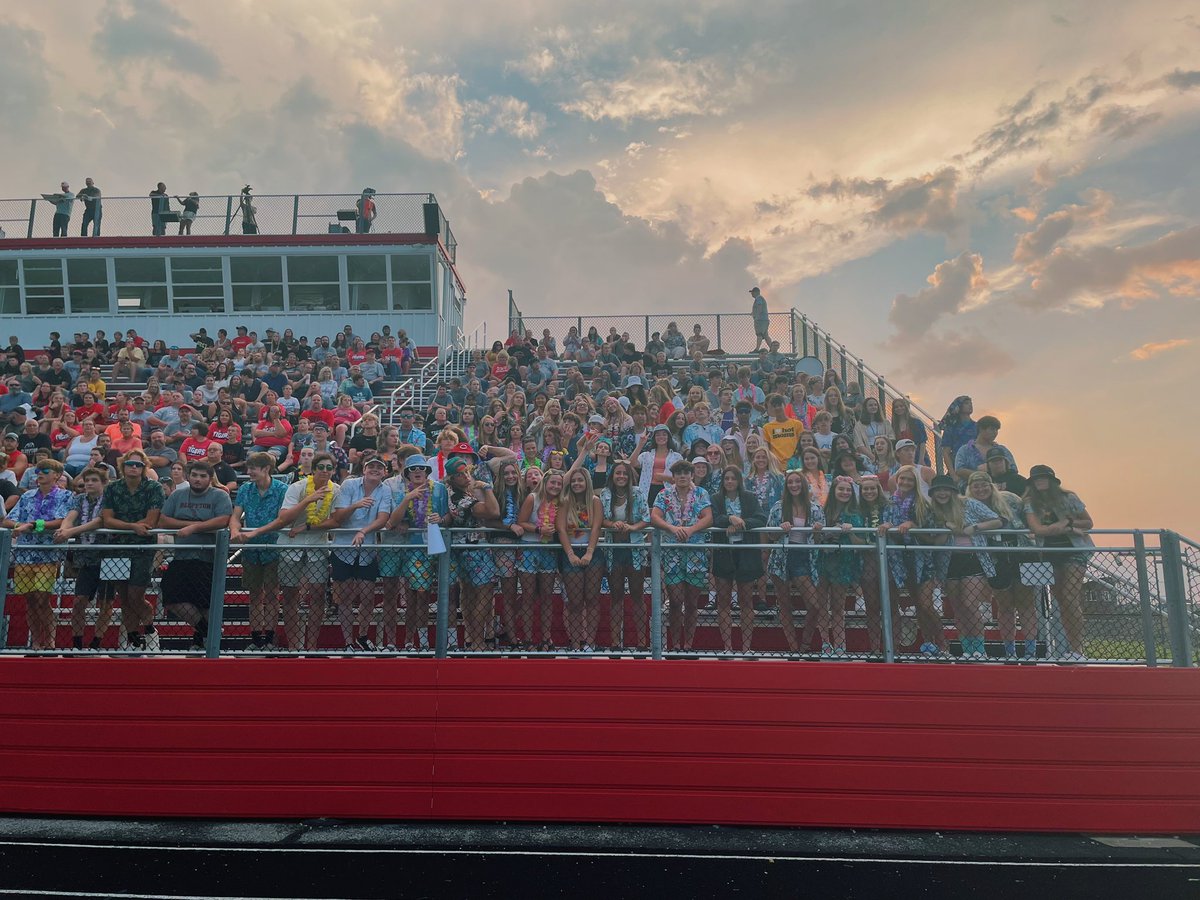 BHSSTUDENTSEC19's tweet photo. WE LOVE SUPPORTING OUR BOYS!! ❤️🖤 @bluffton_fb https://t.co/YpSd2o9fvN