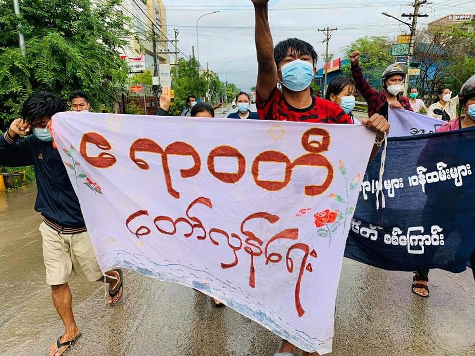 KaungMyetMin's tweet photo. Early this morning (Aug 28), a coalition of pro-democracy groups in #Mandalay, including Youths, University teachers and others, protested against Myanmar's Military Junta despite the tight security forces. 

#AcceptNUG_RejectMilitary
#Aug28Coup
#WhatsHappeninglnMyanmar https://t.co/72kV4vPABm