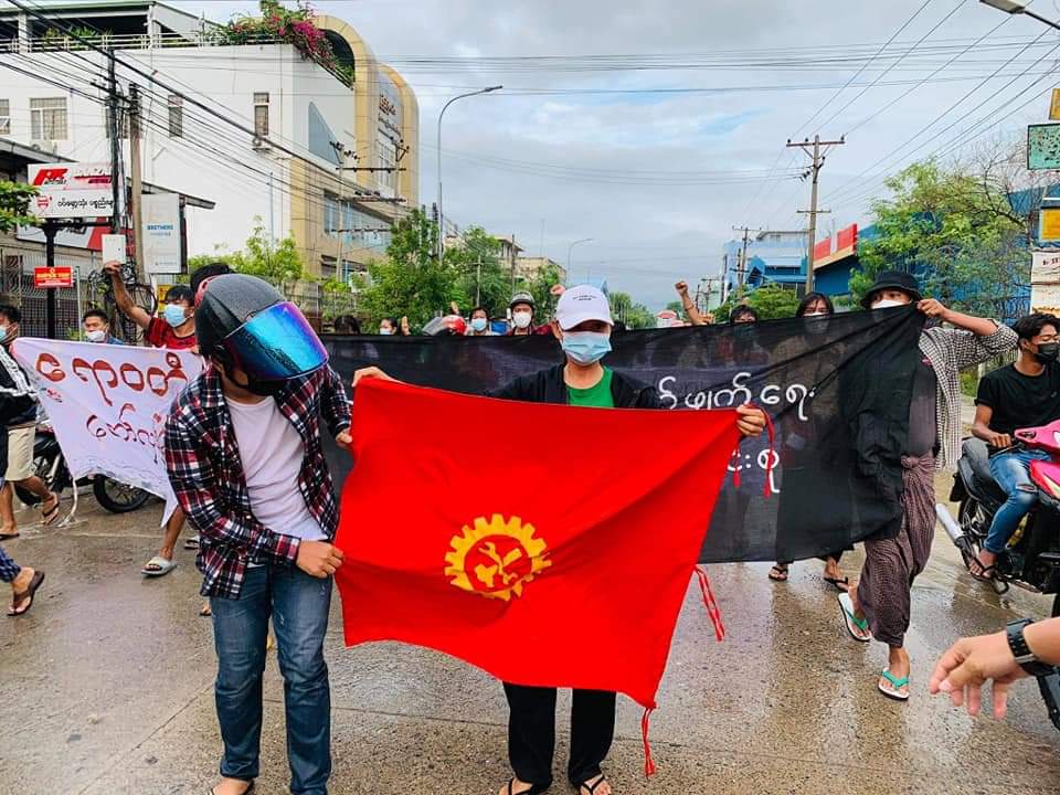 KaungMyetMin's tweet photo. Early this morning (Aug 28), a coalition of pro-democracy groups in #Mandalay, including Youths, University teachers and others, protested against Myanmar's Military Junta despite the tight security forces. 

#AcceptNUG_RejectMilitary
#Aug28Coup
#WhatsHappeninglnMyanmar https://t.co/72kV4vPABm