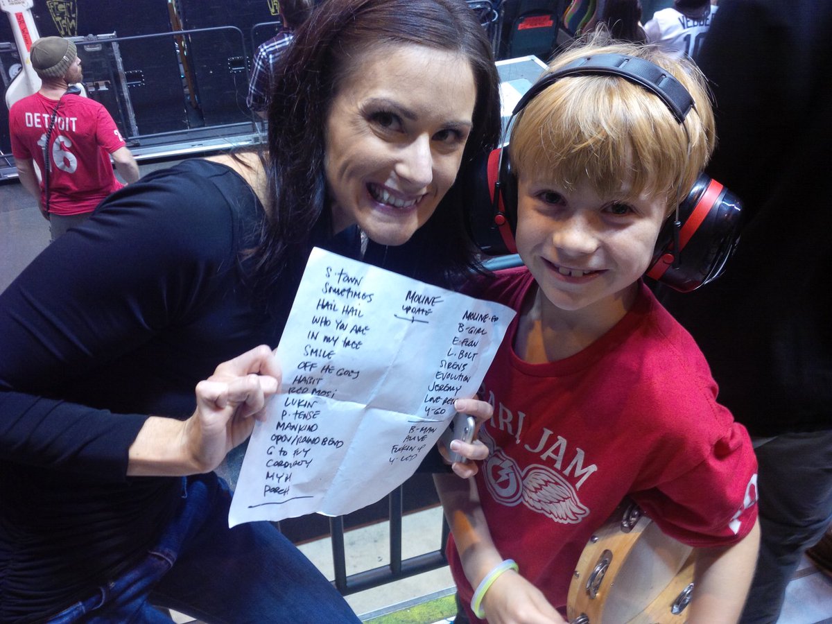 Pearl_Jam_Fam's tweet photo. And then a member of the equipment team brought over a copy of the ⁦@PearlJam⁩ Moline set list to top the night off. Ranee from Memphis was now a friend for life! #PJMoline #PJTour2014 ⁦@nugsnet⁩ #pearljamfamily https://t.co/ALrIBbq8Ro