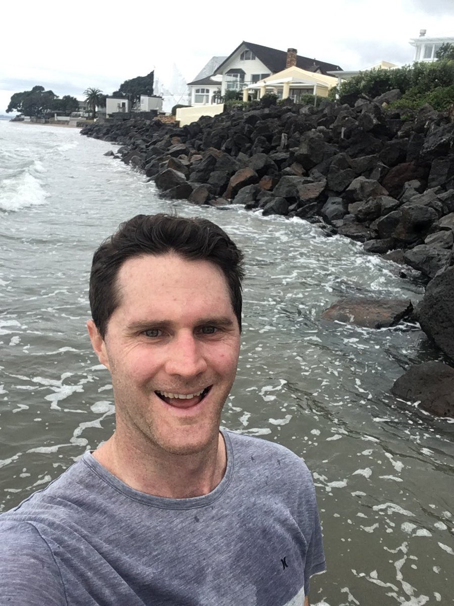 oceaneddie1's tweet photo. There is a pronounced tidal modulation of social-distancing-potential at my local beach.
#Lowtide: popular but spaced out.
#Midtide: popular and squeezed
#Hightide: empty if ya don’t mind wet legs and the odd 💦 🌊 https://t.co/D7153ekbCE