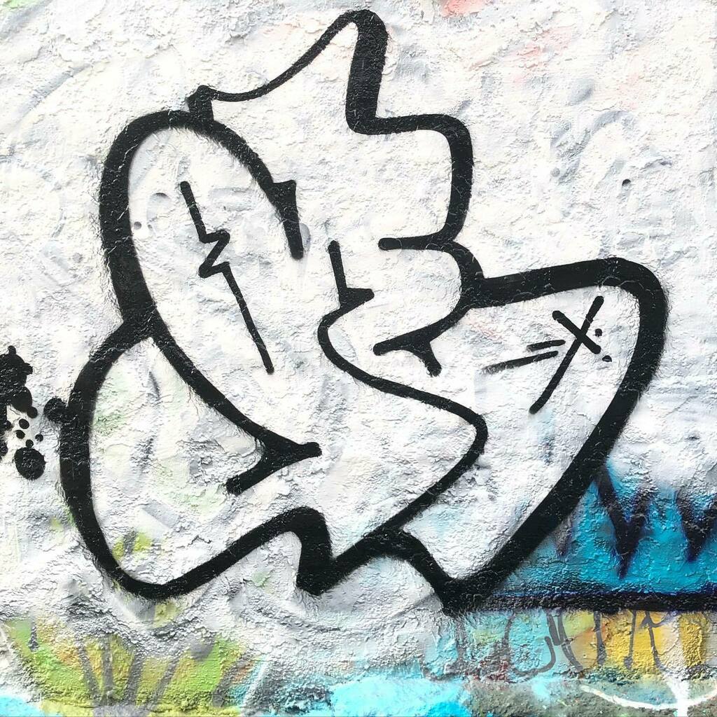Artissin's tweet photo. Fridayyyy . . . #live #love #strive #bubbleletters #throwies #ilovegraffiti #graffiti #6minutes #life #adventure #nyc #nycgraffiti #fatcaps #xmencrew #  #mtrcrew #grafflife #tpacrew #dtsp #saintpetersburg #nycgraff #nycgraffiti https://t.co/FF3e5s3R77 https://t.co/4S75ZzN7I5