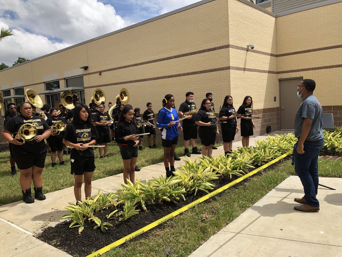 mysoulfullcity's tweet photo. TGIF !!! The golden eagles were in full effect as BTW Sports geared up for the first volleyball and football games of the season! BTW Band, Cheerleaders and Oceanettes brought the thunder@ the pep rally!!!#SuccessTheWashingtonWay https://t.co/RTsXGrXNfU