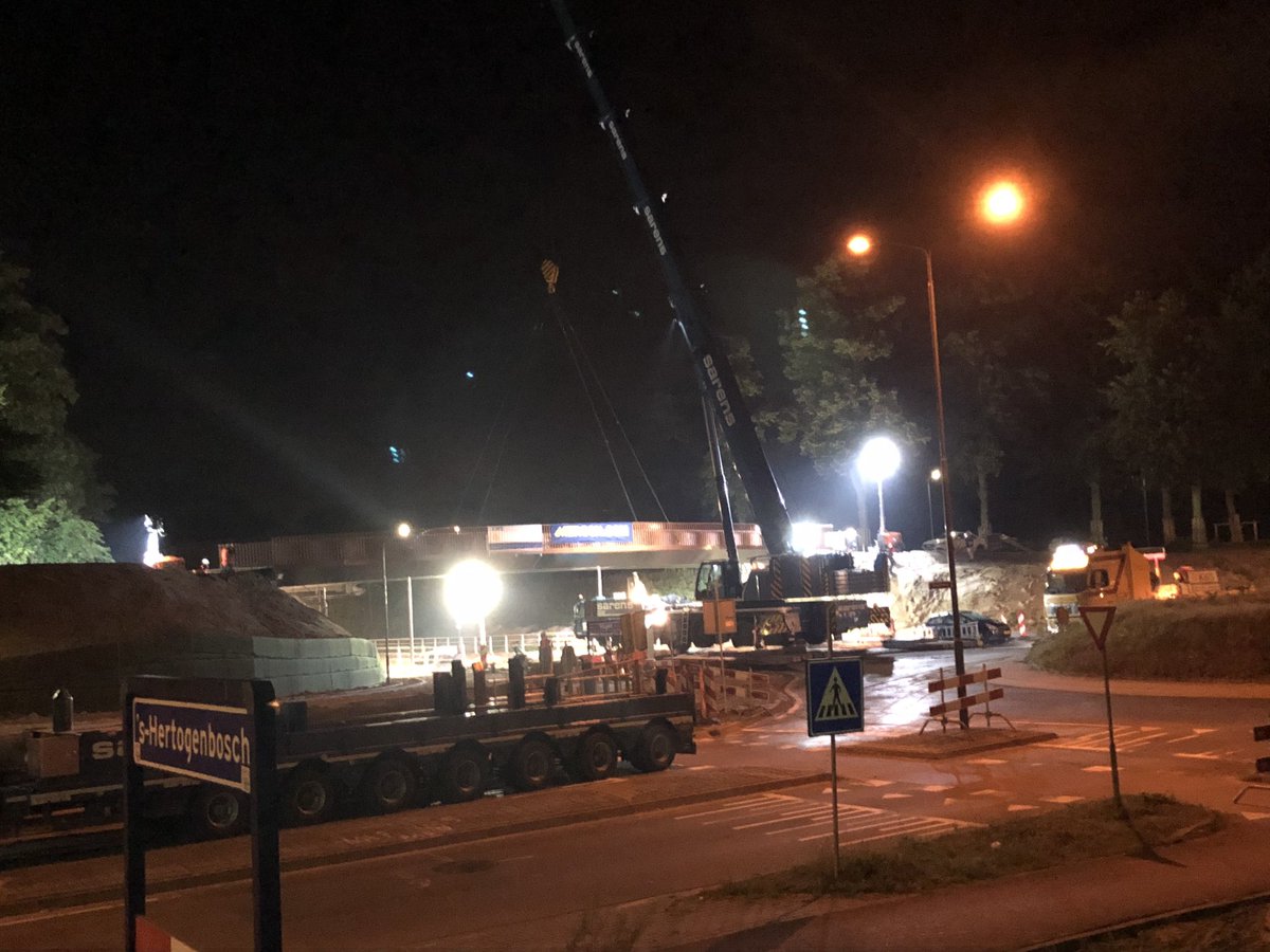 Na jaren praten en plannen, ligt de eerste fietsbrug nu op zijn plek bij de Postweg. Een geweldige verbetering voor fietsers tussen #Vught en #DenBosch. Eind dit jaar volgt de tweede fietsbrug nog.