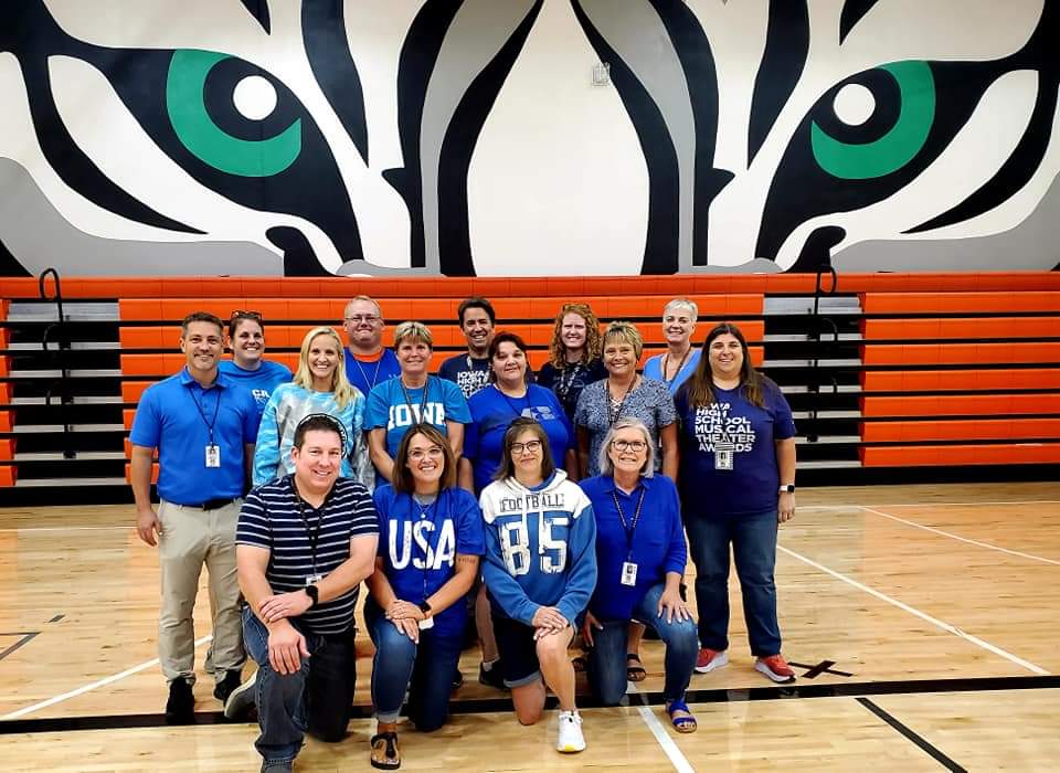 ROTigerNation's tweet photo. Red Oak students and staff wore blue today to show support for Grace Johnson and her family. #dogoodlikegrace https://t.co/WPF3wHLeYK