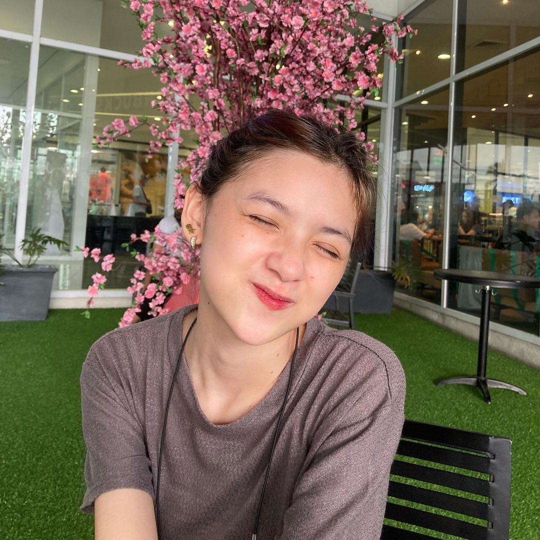 KarlaVerseOFC's tweet photo. Ganda nung halaman sa background @iamrcdelapaz hahahaha
#KARLAstingLove
#KarlaVerse https://t.co/W6xI6NTxrw