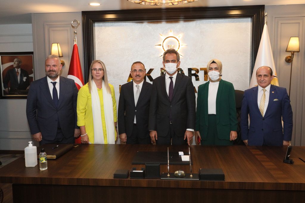 Milli Eğitim Bakanımız Sayın Prof. Dr Mahmut Özer'in Akparti İzmir il Başkanlığını ziyareti sırasında birlikte olma ve sohbet etme imkanımız oldu. Bu verimli görüşme ortamını bize sağlayan İl başkanı Sayın Kerem Ali Sürekli'ye, İzmir Milletvekillerine çok teşekkür ederiz.