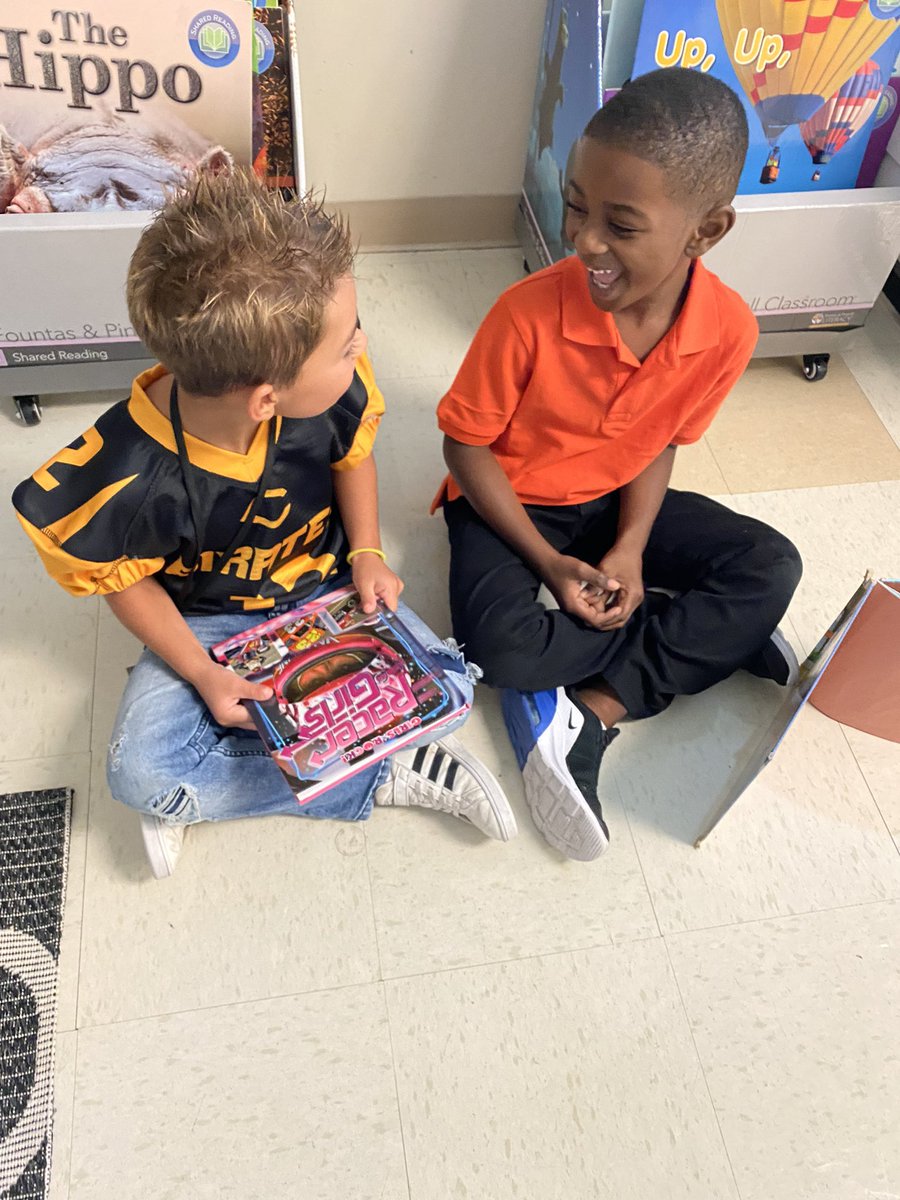 BrennanBarnett4's tweet photo. Reading with friends is so much fun! 🎉 #Daily5 #WalkerLife @CISDWalker @OfficialCISD https://t.co/P2bPnOua0f