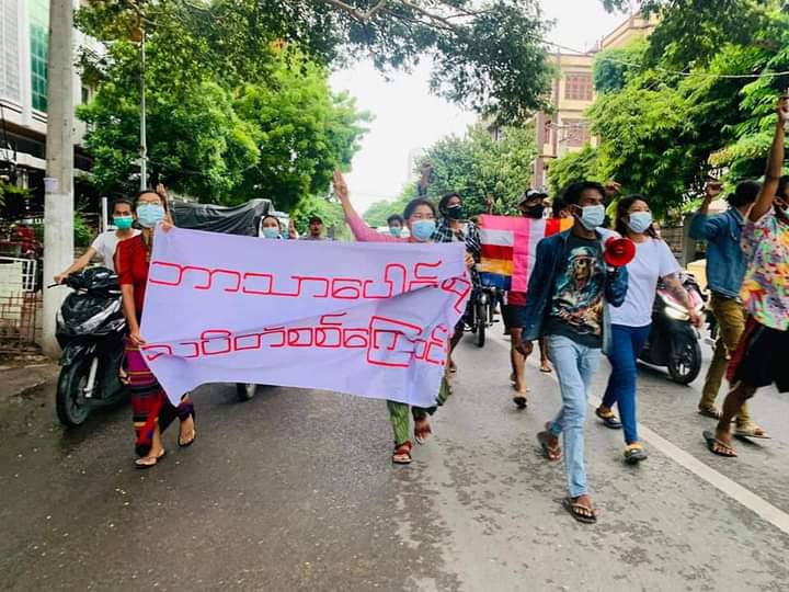 SuSandarMinn's tweet photo. Despite tight security, dawn protest was staged by Mandalay Multi Religion Forces on Aug 28 defying military rules.  #AcceptNUG_RejectMilitary  #WhatsHappeningInMyanmar #Aug28Coup https://t.co/GsEygGJKmF