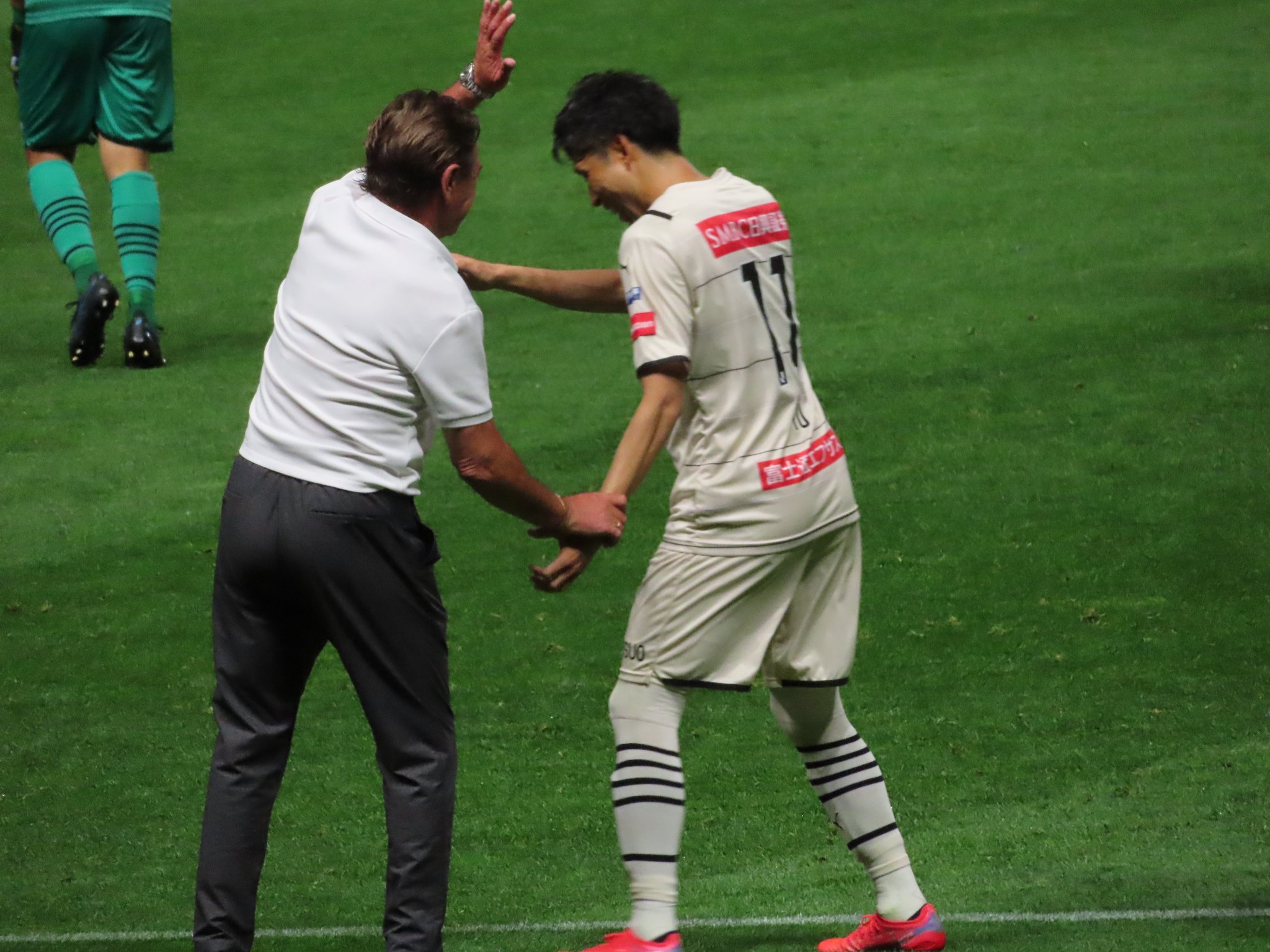 夏湖 ミシャが小林悠の腕を引っ張って頭ぽんと笑 Consadole Frontale T Co Tap7kxtsny Twitter