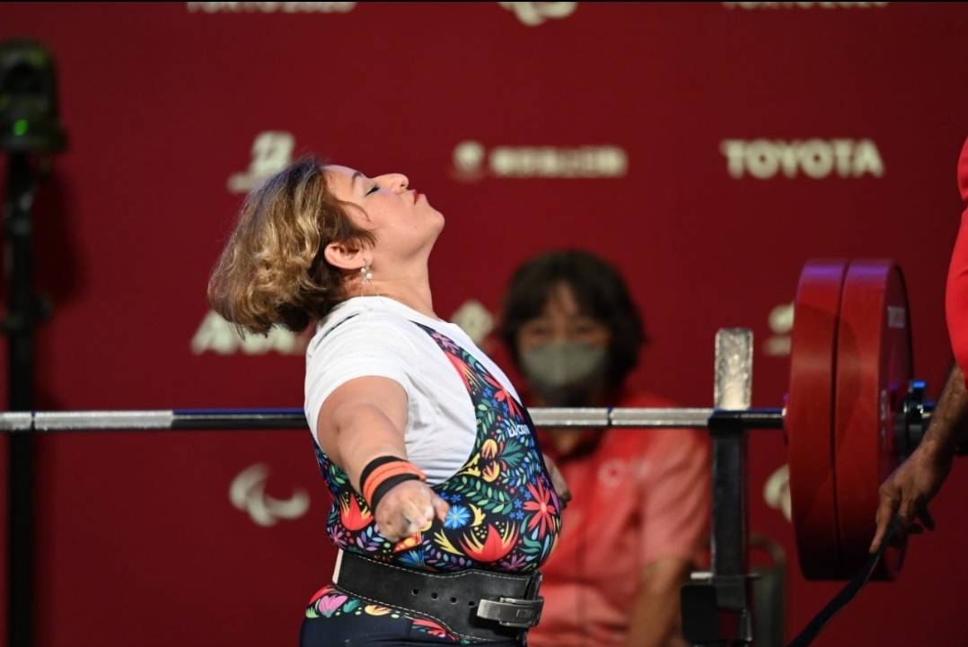 ReportajesTinta's tweet photo. ¡ORO MEXICANO! 🥳🇲🇽
Amalia Pérez consigue la primera medalla de oro en para powerlifting categoría hasta 61 kg. en los Juegos #Paralympics #Tokio2020
Primera vez que se escucha el himno nacional en la justa nipona.  👏🏽👏🏽
¡Vamos por más, vamos con #México! 🇲🇽 https://t.co/cufXhlh3xd