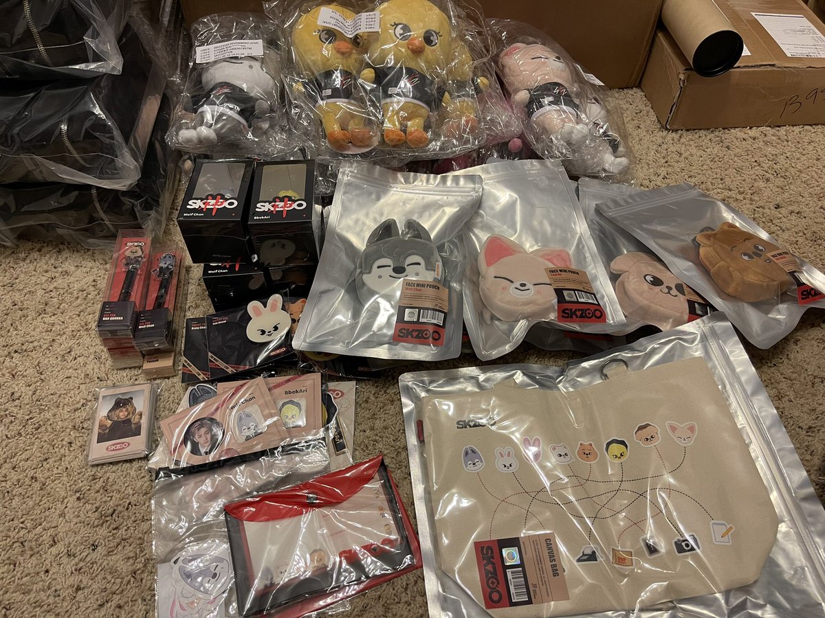 page_weno's tweet photo. [ ARRIVAL UPDATE ]

the following have just arrived at my house: 

SKZOO Figure 神메뉴 Ver. &amp; SKZOO Plush Original Ver.
1ST #LoveSTAY 'SKZ-X' OFFICIAL GOODS (Regular Goods)
1ST #LoveSTAY 'SKZ-X' OFFICIAL GOODS (SKZOO Goods)

-#ariGOupdates https://t.co/WLsHkLLP2P