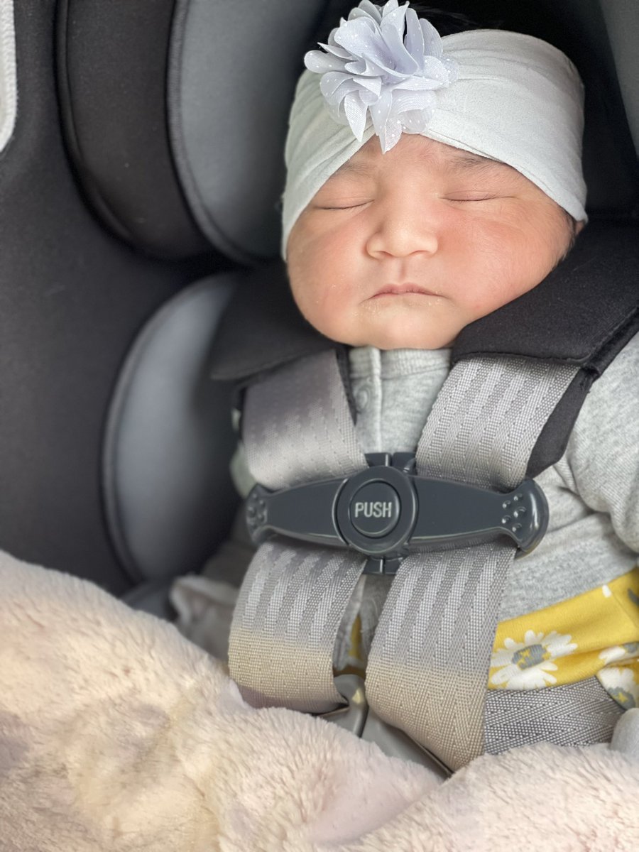 _mkla_24's tweet photo. My baby girl 🤍 Born august 6th. @ 1:51pm. Weighing 6pounds 14 ounces. And 17 inches long! She was 1 say old here ☺️💞 https://t.co/C7FTaqPrCZ