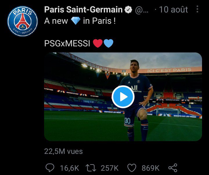 Petit point matinal sur les statistiques mirobolantes du tweet du retour de CR7 👑

🔁 828k Retweets
❤ 1,8M Likes 

A titre de comparaison, voici les statistiques du tweet de présentation de Lionel Messi 

🔁 257k Retweets 
❤ 869k Likes
