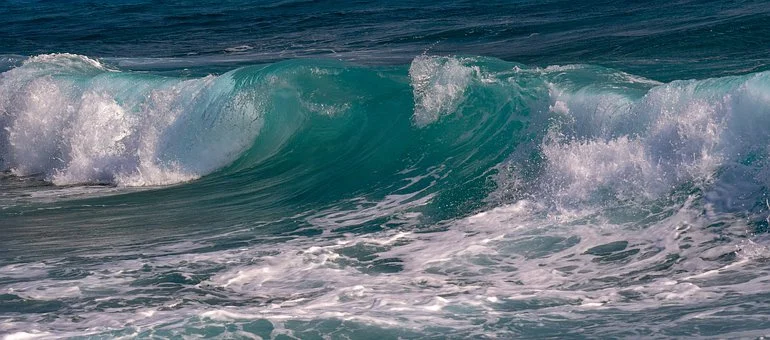 Какие сейчас волны. Прибрежные волны. Прозрачная волна. Изумрудная волна. Заставка на рабочий стол волна.