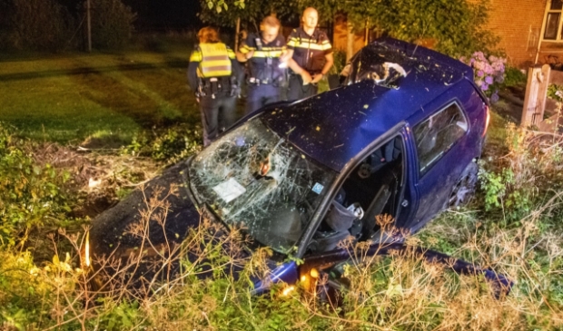 Auto in een bocht van de weg geraakt tussen Twijzel en de Zandbulten
