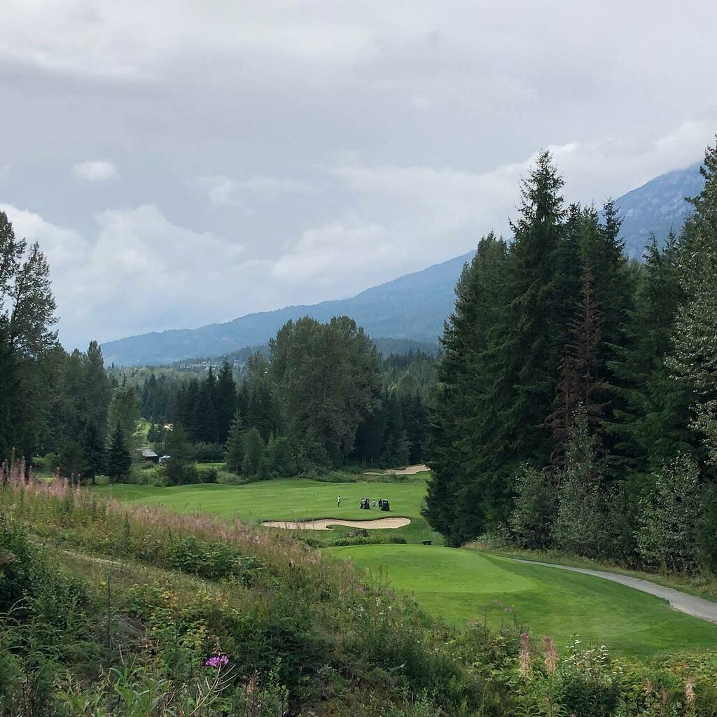 jminter's tweet photo. Fun day on the course at @tipgolfbc with the @bclesclefsdor gang @thevancouverconcierge @melany.bautista @reiddavidson2016 @imayne73 @sbaumberg @fairmontwhistlr #golf #tipgolfbc #partnersintourism #yourkeytoeverything #tipwithbclcd  #fairmontchateau #whistlergolf #whistler https://t.co/8KcJJnRSLV