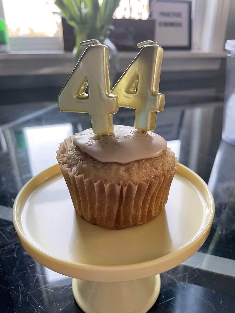 Momvocatemills's tweet photo. I made it to 44!
Cheers to beating countless odds, statistics & medical assumptions.
#celebratinglife #aging #agingisaprivilege #fortyfour #FF #FridayFeeling #birthday https://t.co/PSPYF7idpp
